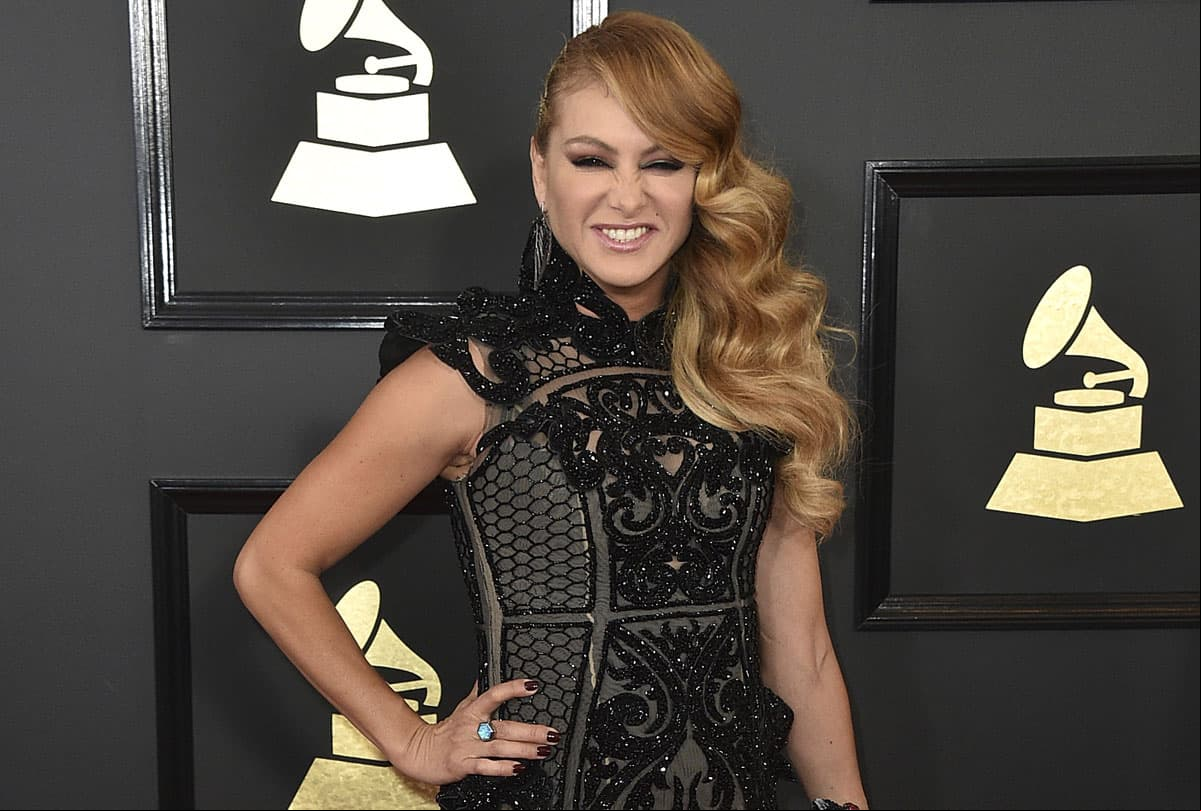 Paulina Rubio revela desde la bañera detalles de su próxima canción