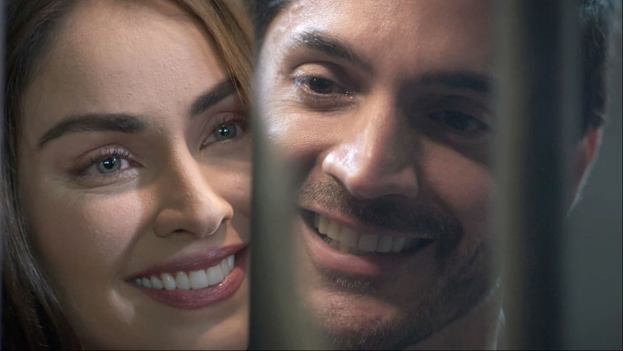 Paz sorprende a Esteban en la cárcel