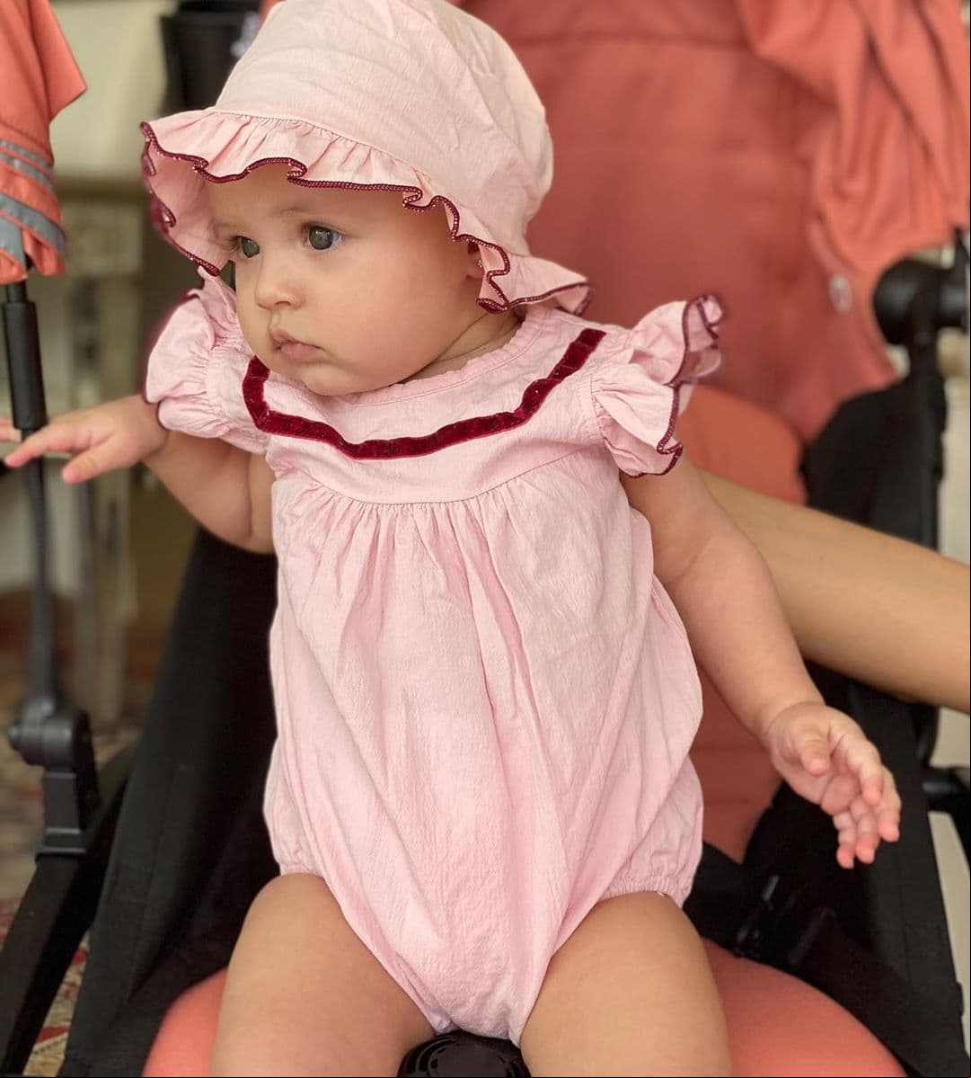 Explicó que le gusta verla con estos rios porque resalta su feminidad pues cuando los bebés son menores de seis meses es difícil distinguir si son niñas o niños.