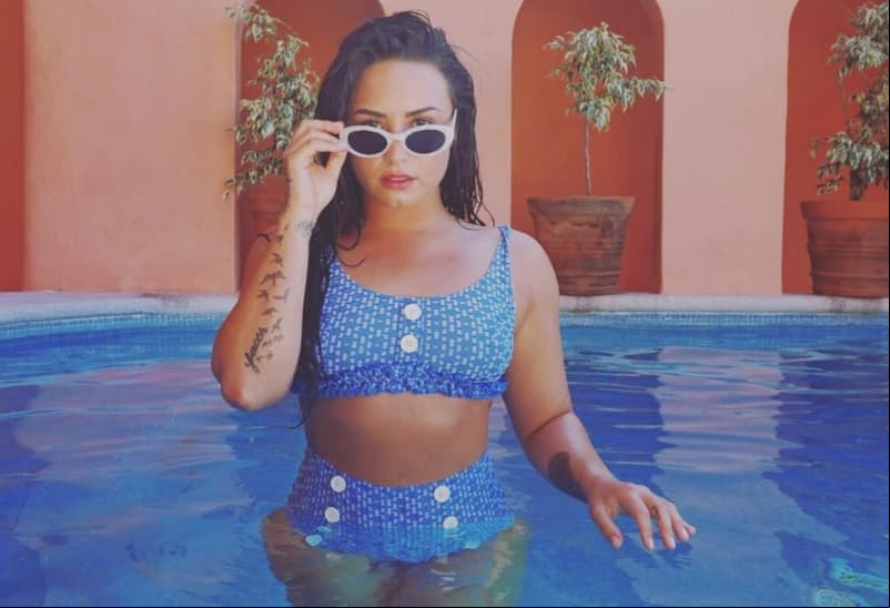 Demi Lovato presume con orgullo su sexy cuerpo en traje de baño
