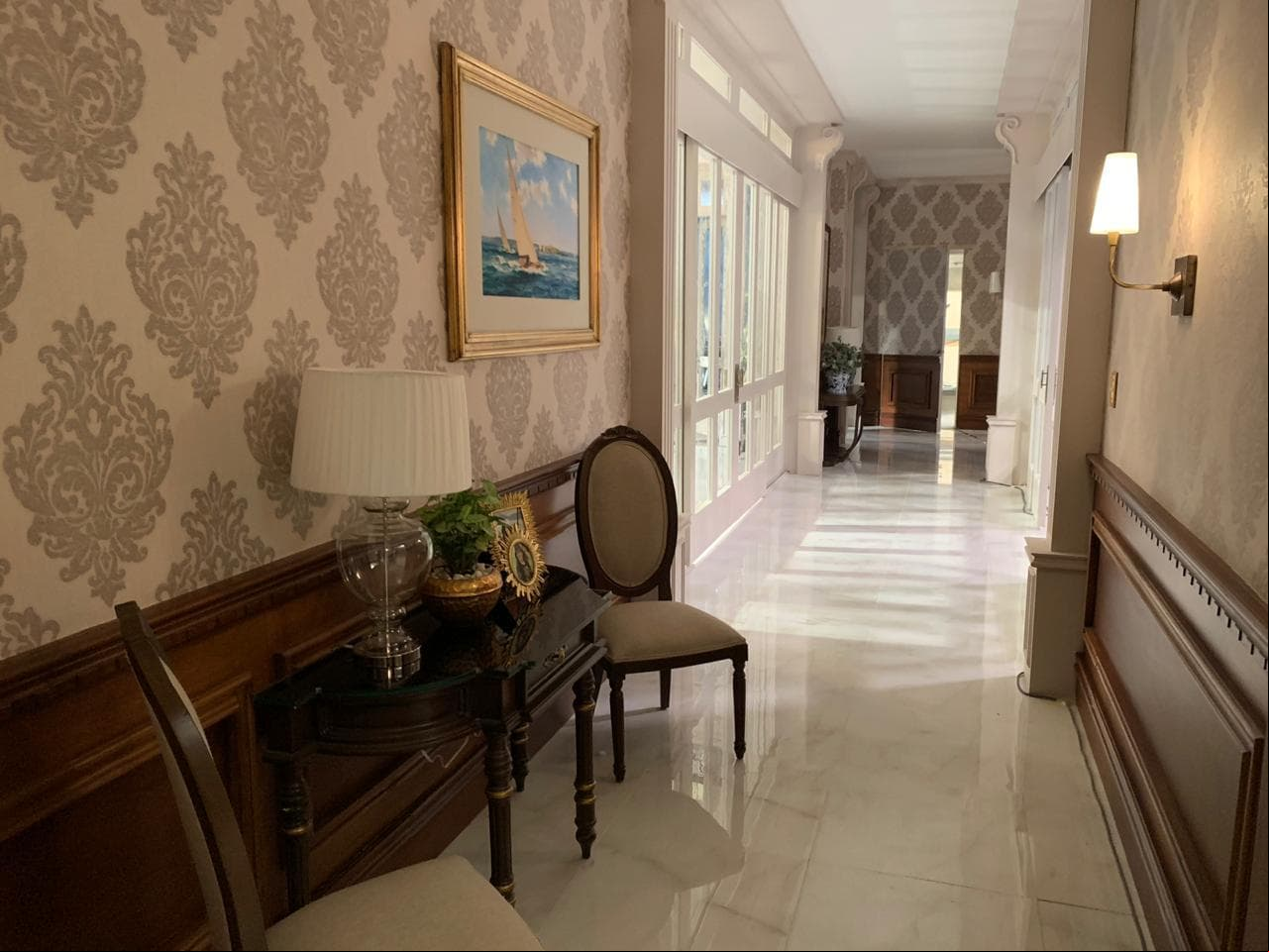 Los materiales utilizados en esta "mansión" incluyen: pisos de mármol, lámparas de cristal, escaleras con hierro forjado y jardines internos.