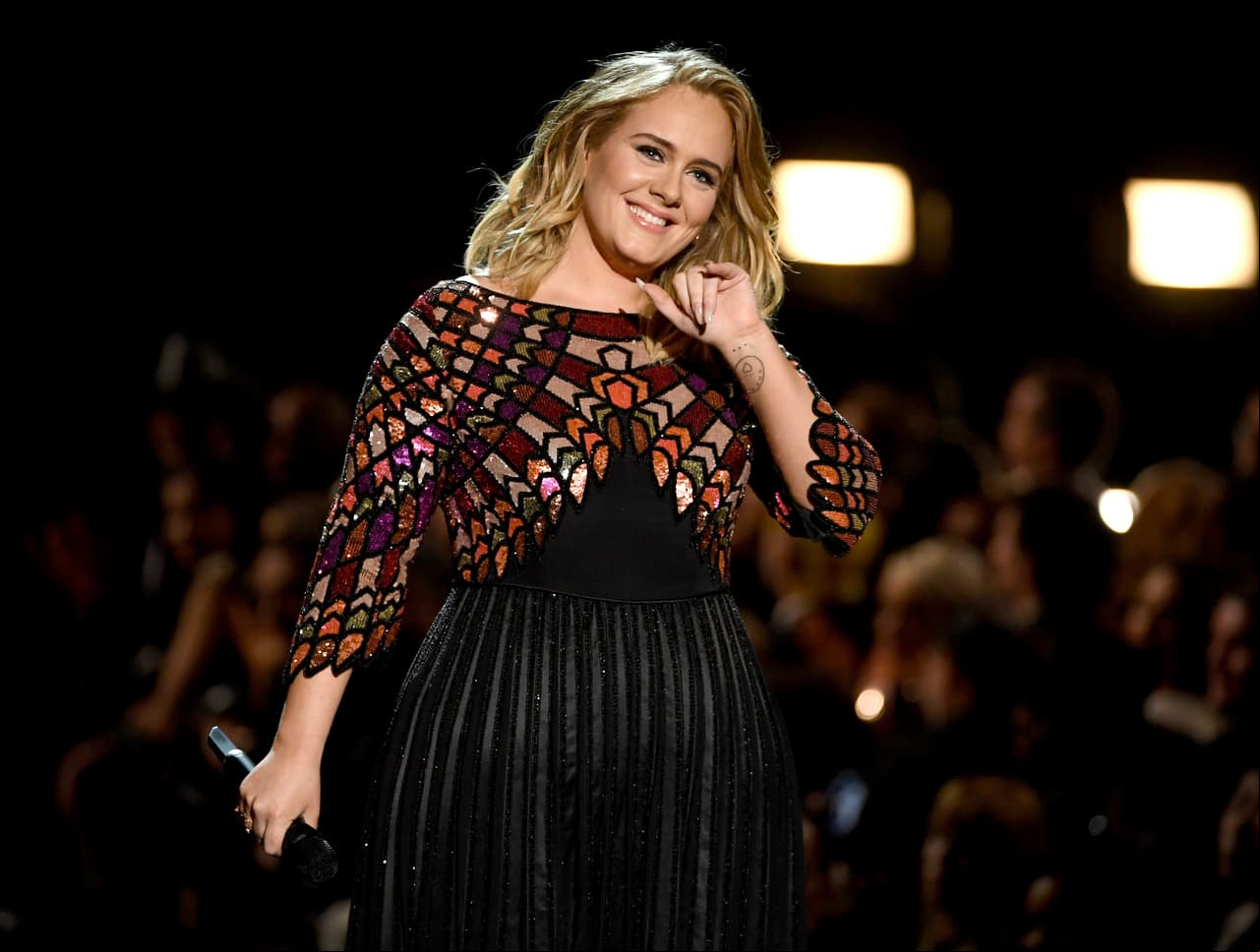 Adele luce más delgada que nunca en su primera aparición en televisión tras bajar más de 68 kilos