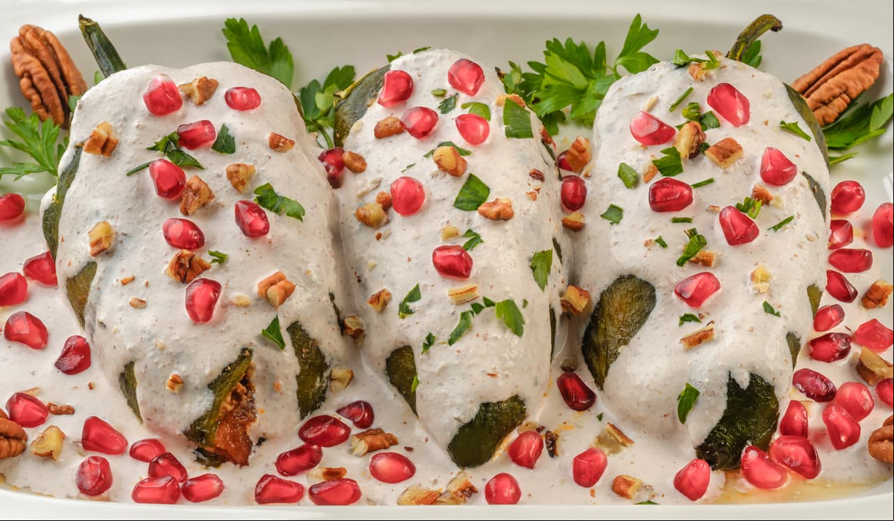 Los chiles en nogada son un platillo típico mexicano