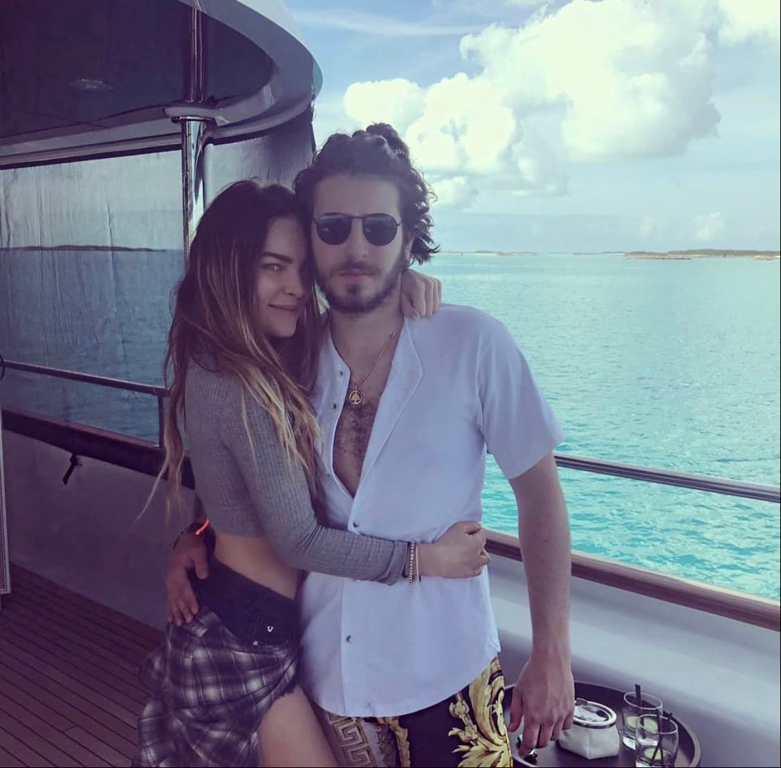 Tanto en su perfil de Instagram como en el de Belinda, se pueden encontrar diversas imágenes que demuestran la estrecha relación que existe entre ellos, así como un vistazo de los viajes que han realizado por el mundo.
