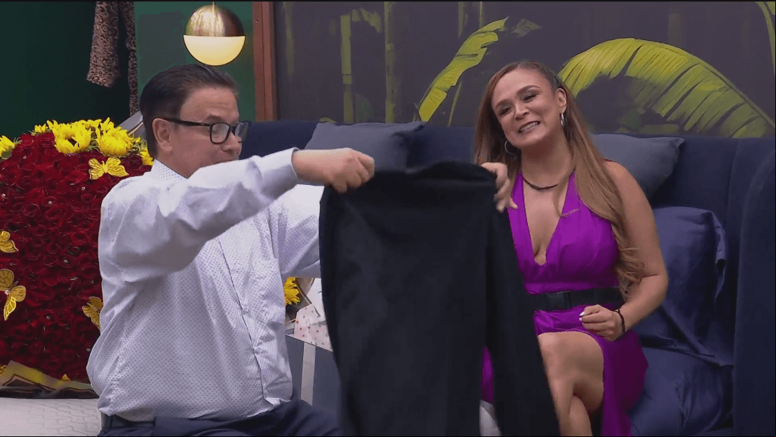 Brenda le da regalo a Mayito