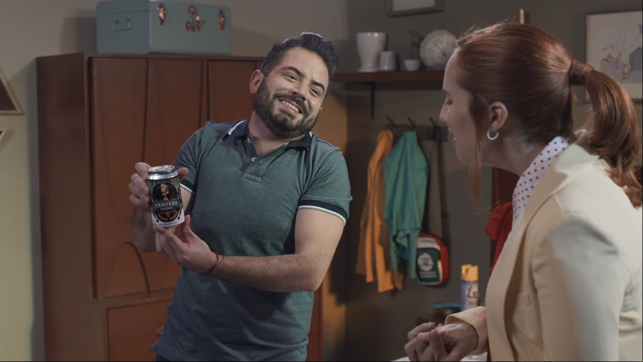 Esta es la bebida de celebración que guarda Nico, una lata de cerveza muy antigua, pues no piensa gastar en champagne.