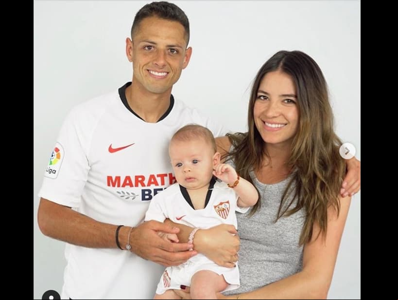A su corta edad, Noah, quien nació en Londres, Inglaterra, ha tenido que mudarse a España debido a que ‘Chicharito’ jugó para Sevilla FC, por ello el 22 de noviembre de 2019 el pequeño posó usando el uniforme de dicho equipo, mientras que a partir de este año vive en Estados Unidos porque el mexicano juega en Los Ángeles Galaxy.