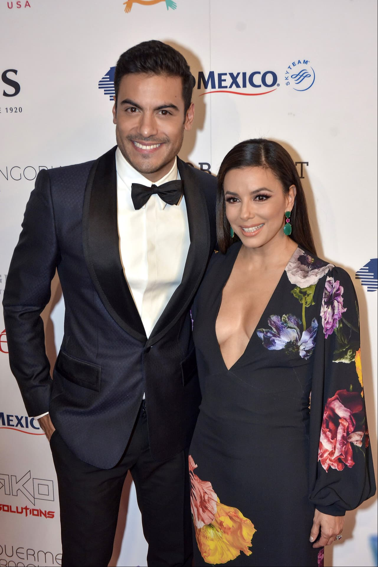 Carlos Rivera se deja ver con su novia Cynthia Rodríguez en los Global Gift Gala