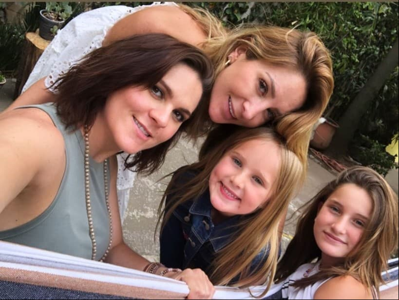 Mientras que un día después tuvo la visita de Geraldine Bazán y sus dos hijas, Elissa Marie y Alexa Miranda. Las pequeñas, de 11 y 6 años respectivamente, se divirtieron pintando el vientre de la futura mamá.