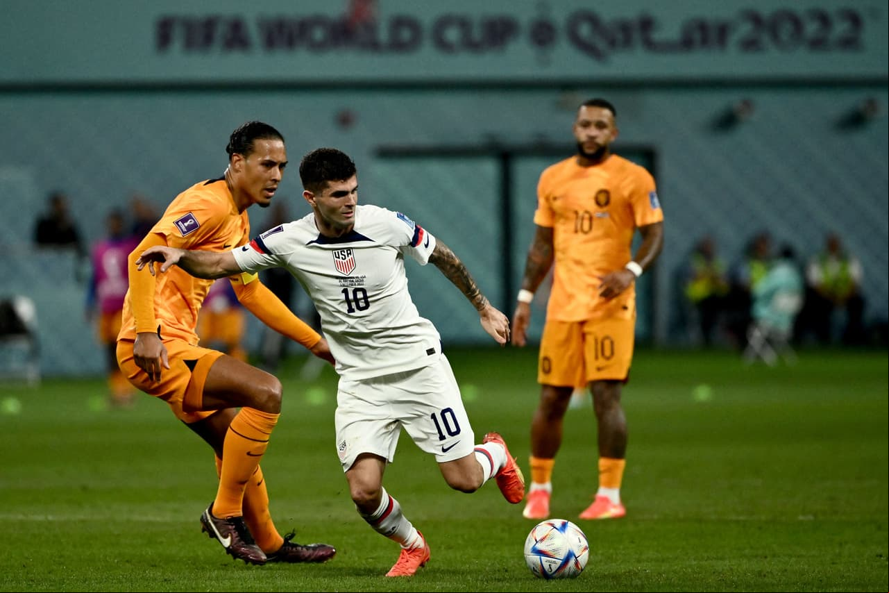 Países Bajos 3-1 Estados Unidos: Dumfries repartió par de asistencias y anotó un gol para sellar el boleto a los Cuartos de Final para la Oranje.