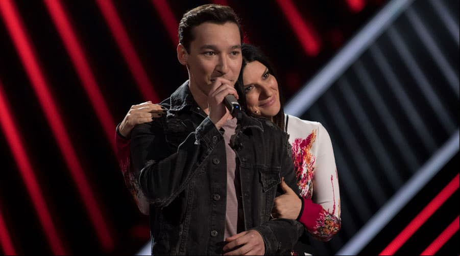 Johan Sotelo canta 'Attention' y convence a Laura Pausini