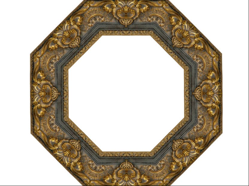 Los espejos octagonales en las puertas de entrada rebotan los males hacia el exterior