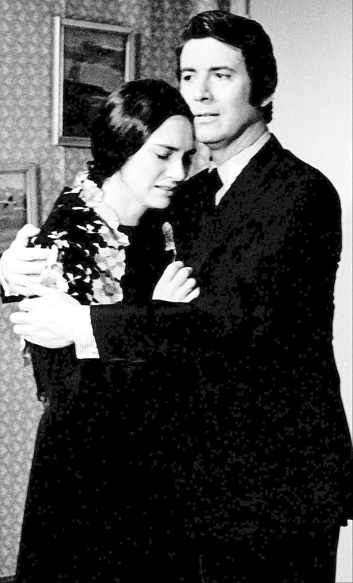 Enrique, al igual que su famosa madre, fue actor y formó parte de grandes melodramas, como 'La Mujer Dorada', 'Lo imperdonable', 'Colorina', 'De pura sangre' y 'Marisol'. No obstante, antes de perseguir una carrera como actor, pasó 12 años en distintos internados en Canadá, Estados Unidos, Francia e Inglaterra. Asimismo, estudió Ciencias Políticas y se preparó para ser diplomático.