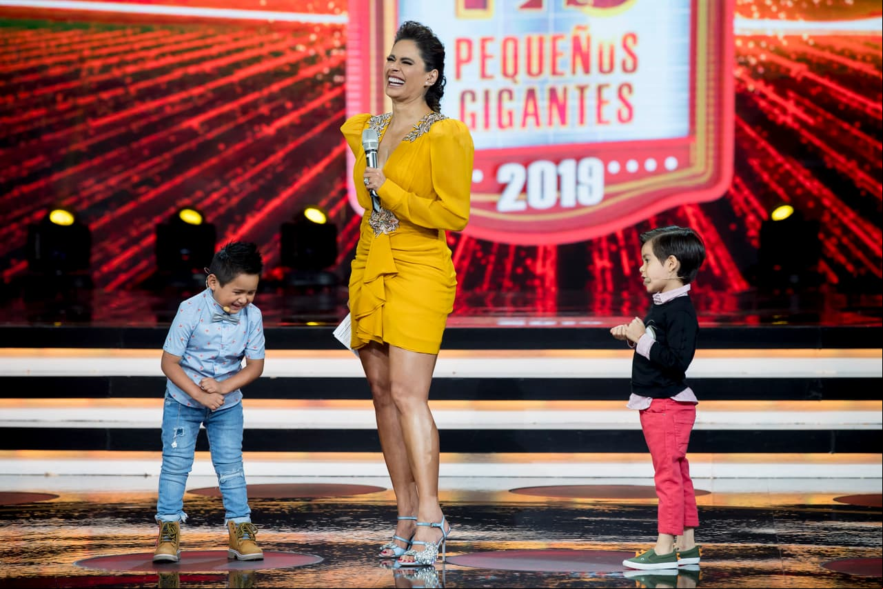 Los detalles floreados, en tono plata, que tiene el vestido en los hombros y a la altura del ombligo combinaron perfecto con el drapeado de la falda.