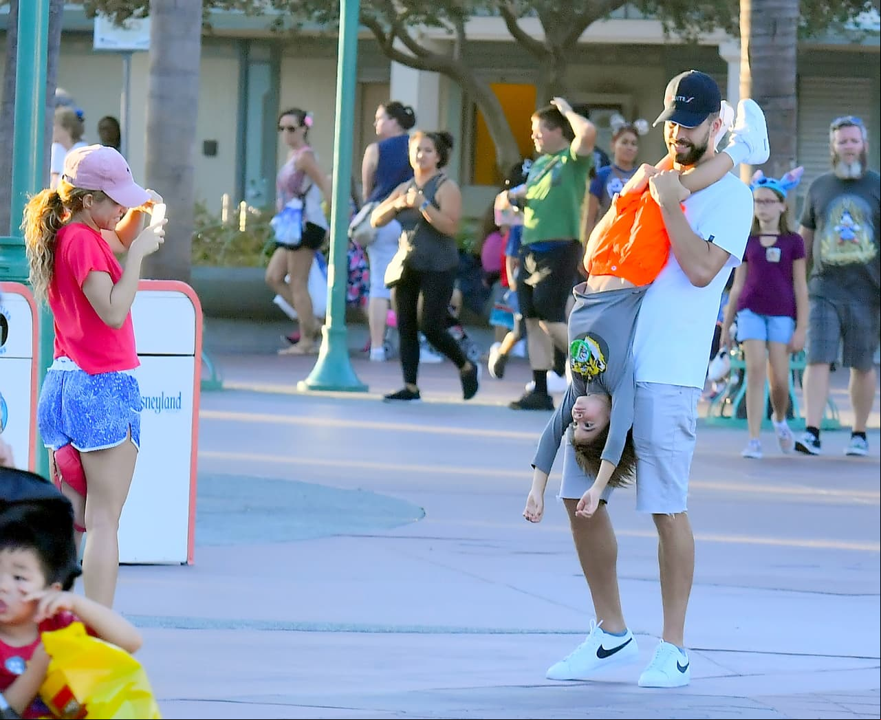 La intérprete de ‘Clandestino’ se vistió de lo más cómoda, con un short, playera, tenis y gorra.