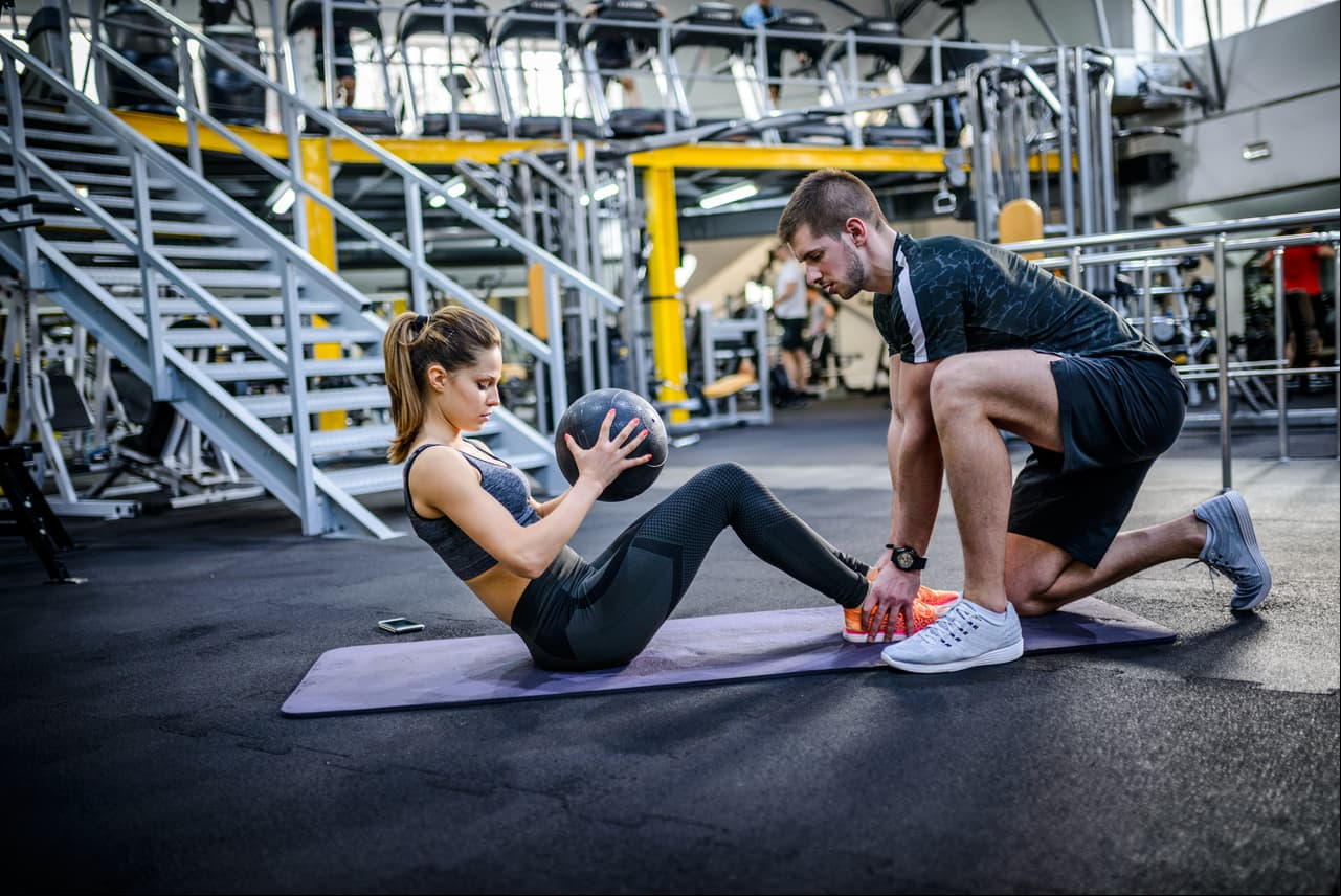 Abdominales laterales. Recuéstate de perfil y haz abdominales de lado poniendo toda la fuerza en el abdomen. Realiza 10 repeticiones de 2 series. (Pídele a un amigo que sostega tus pies).