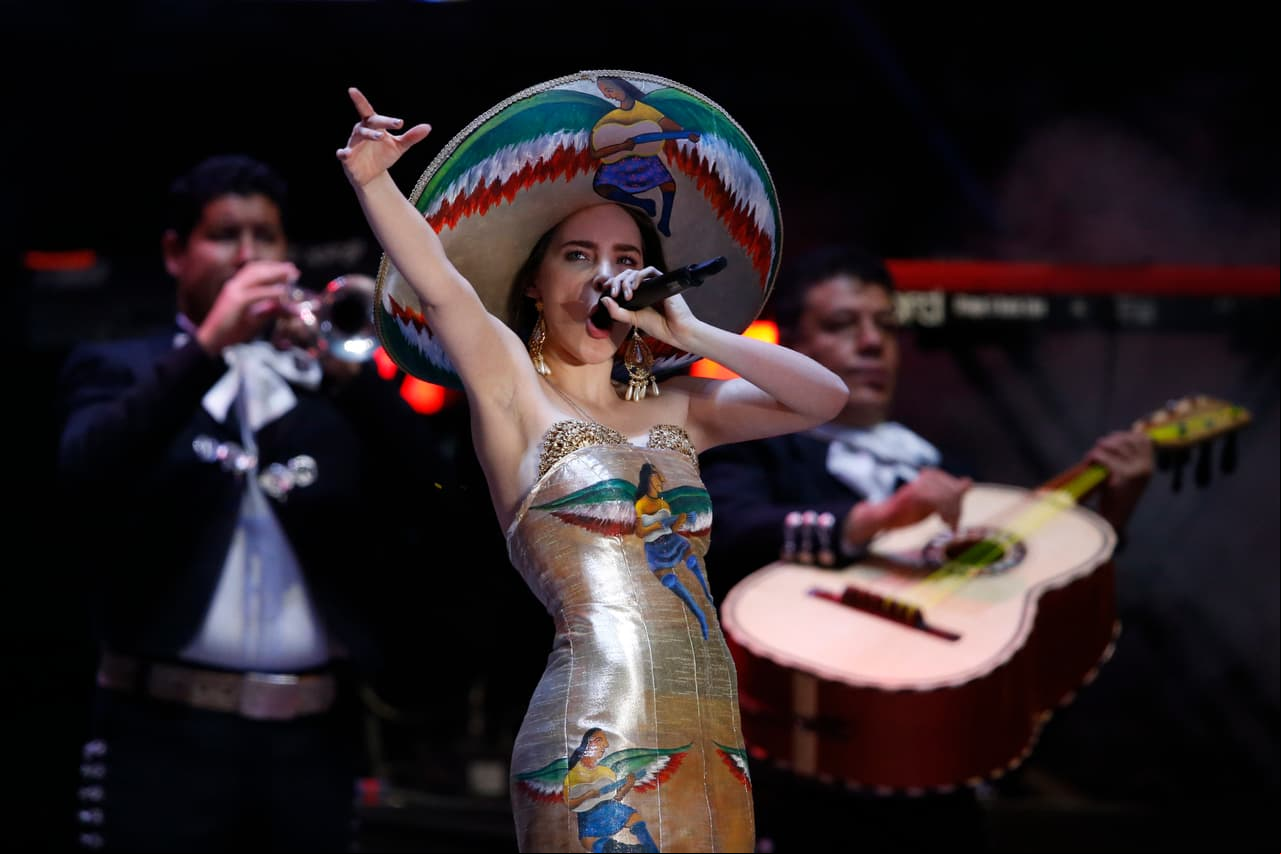 Su vestido dorado con ilustraciones mexicanas y un sombrero de mariachi destacaron en su presentación.