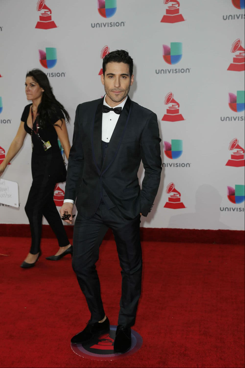 Miguel Ángel Silvestre demostró su galanura y reinó la alfombra roja al ser el más guapo.