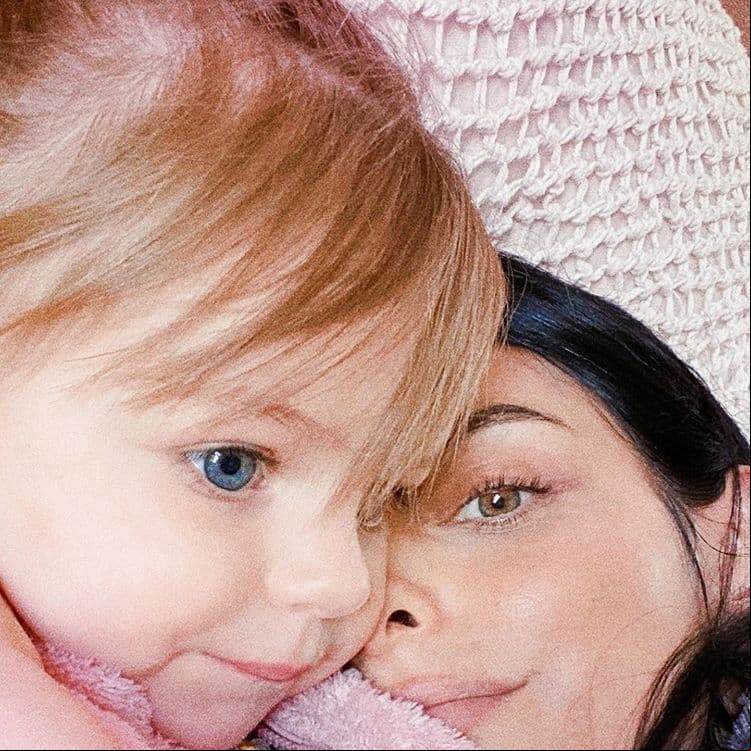 Aislinn Derbez despertó un día sin saber cuánto tiempo había pasado. Sin embargo, aseguró estar muy feliz al tener a su hija al lado. "Me gusta eso por alguna extraña razón".