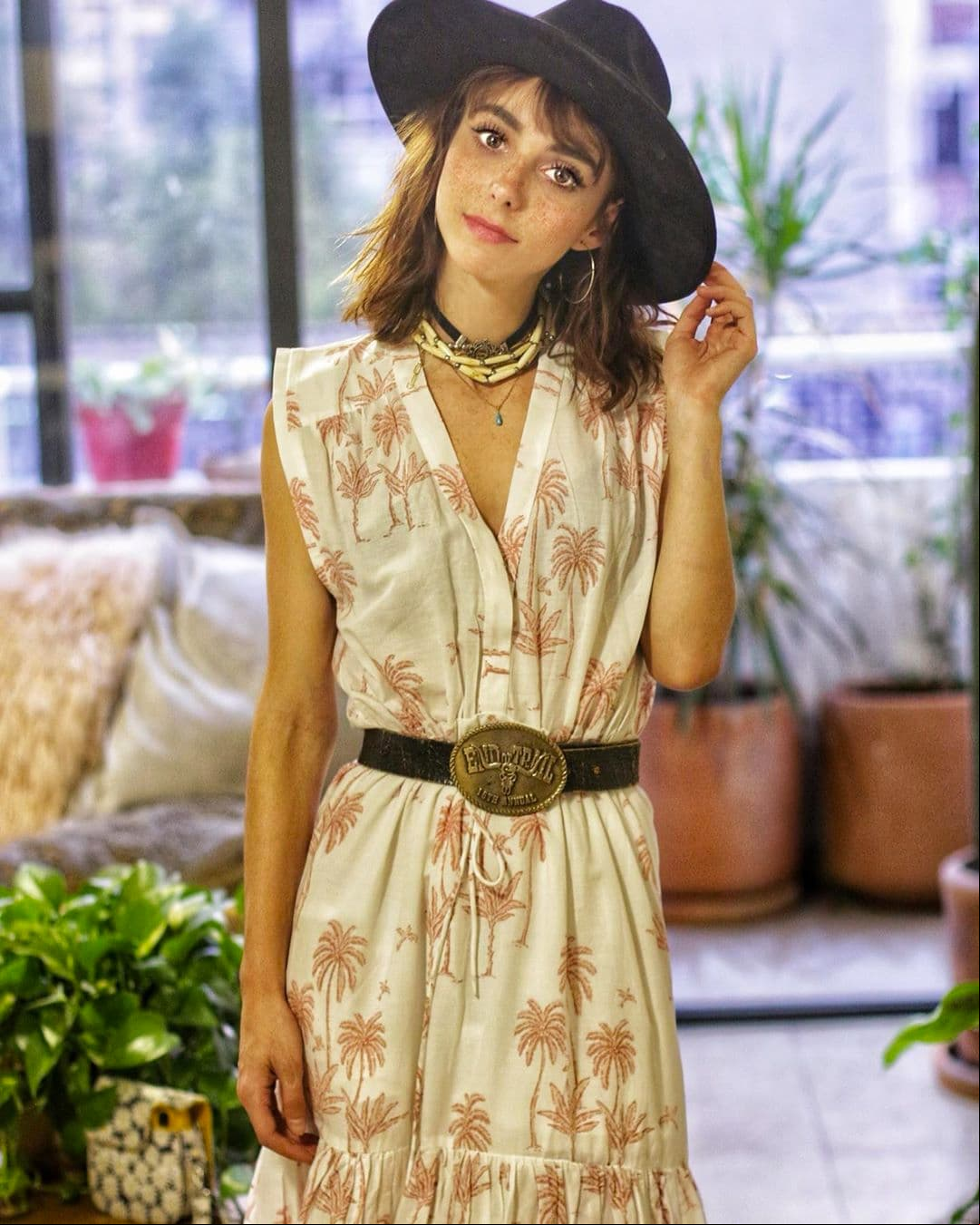 La conductora de Netas Divinas combinó su vestido sin mangas y de corte amplio de H&M con un cinturón amplio y un sobrero de Nazhuk.