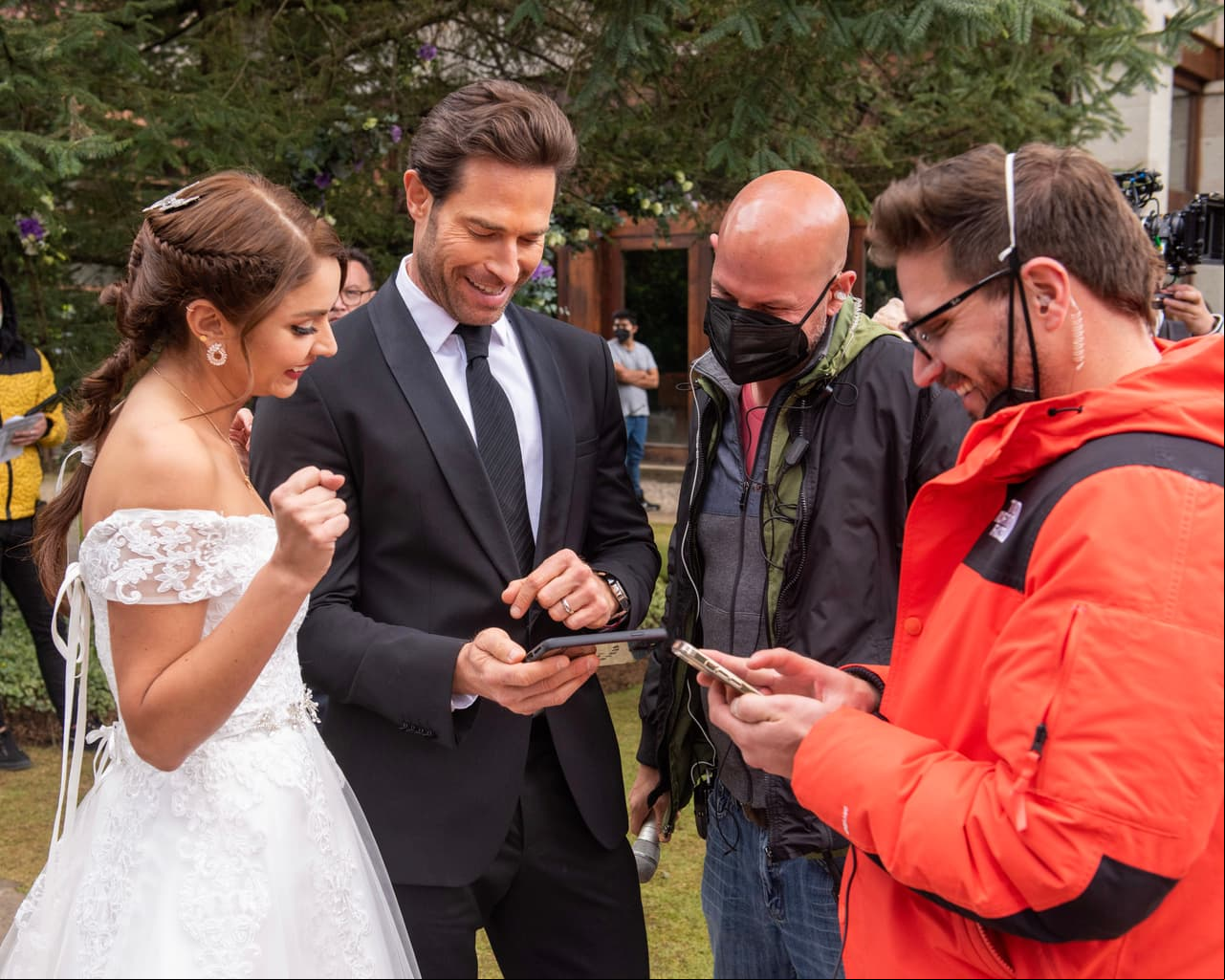 ¿Qué estarán viendo en el celular Claudia Martín, Sebastián Rulli y el equipo de producción que los hizo reír?
