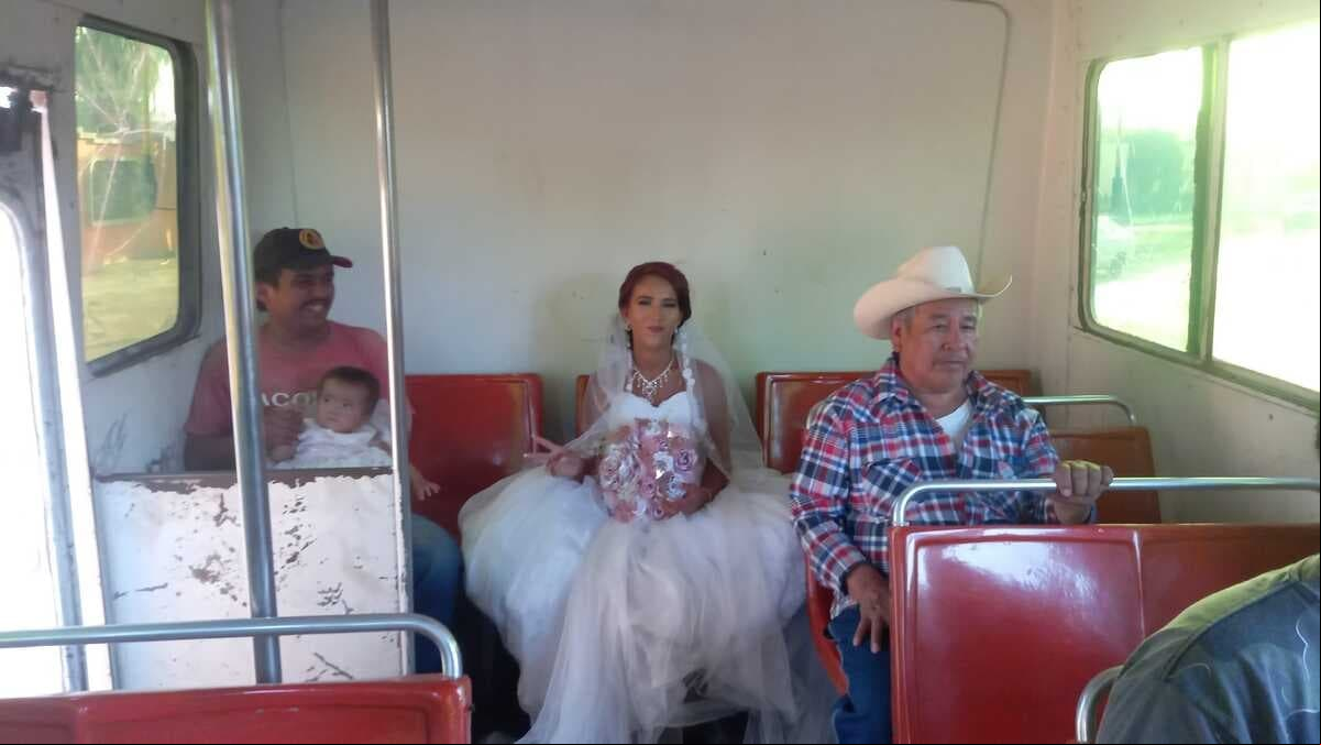 Novia baja en camión para no llegar tarde a su boda.