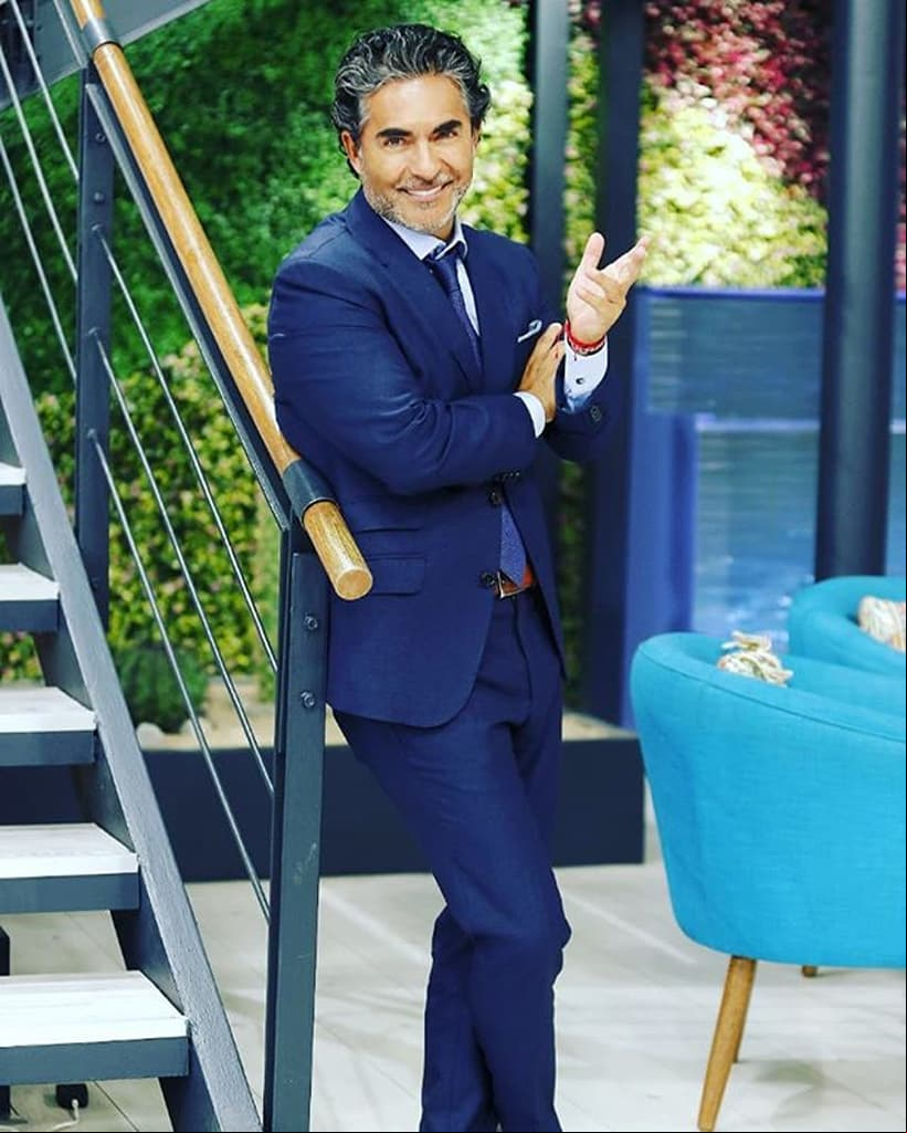 En el programa ‘Con Permiso’, el actor detalló a Juan José Origel que conoció a María Amelia hace 3 años al trabajar juntos en el programa matutino, pero fue hasta inicios de 2020 que decidieron comenzar a salir.