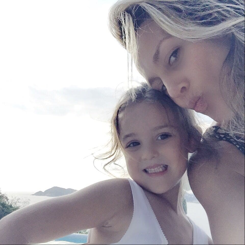 Isabella es la única hija de María Fernanda, nombre real de la cantante, y es fruto del matrimonio que formó con el empresario Alonso Orozco Soberón, con quien ser casó en secreto en 2010 y se divorció en 2014.