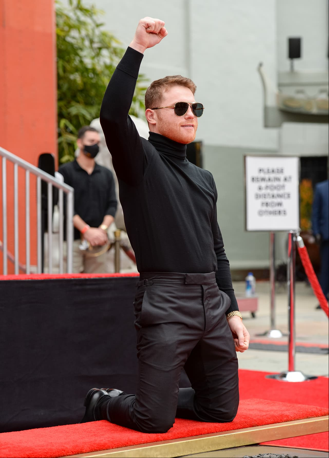 El boxeador 
<b><a href="https://www.univision.com/famosos/canelo-alvarez-no-quiso-que-marisol-gonzalez-le-devolviera-el-anillo-de-compromiso-video" target="_blank">Saúl 'Canelo' Álvarez </a></b> se convirtió en el tercer mexicano en la historia en plasmar sus huellas a las afueras del 
<b>icónico Teatro Chino Grauman de Hollywood</b>.
