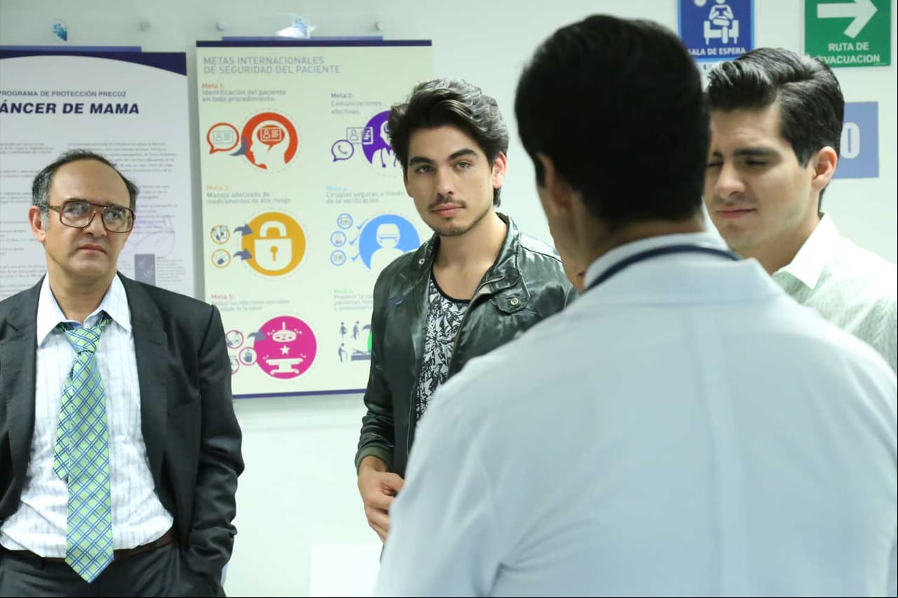 El doctor al fin logra estabilizarla, pero su estado es preocupante.