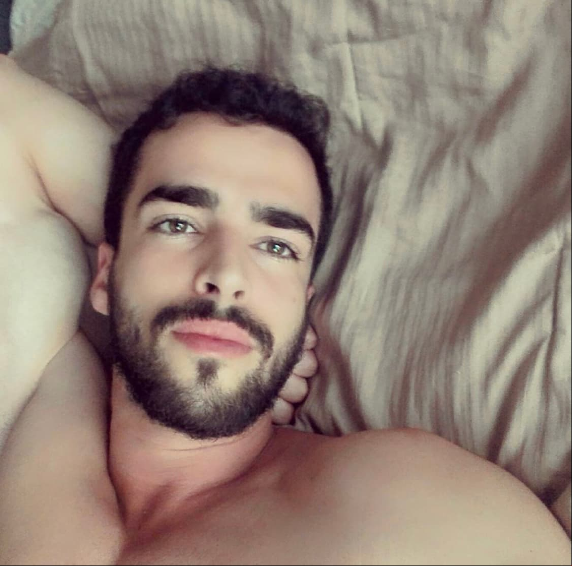 No obstante, poco se sabe de qué sucedió tras este fugaz romance y si llegó a ser verdadero, pues Escalona se ha caracterizado por mantener su vida sentimental alejada del escrutinio público.