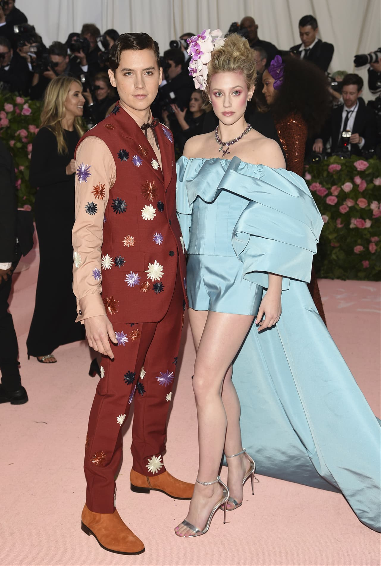 Lili Reinhart y Cole Sprouse en la alfombra rosa de la 'MET Gala' en junio de 2019