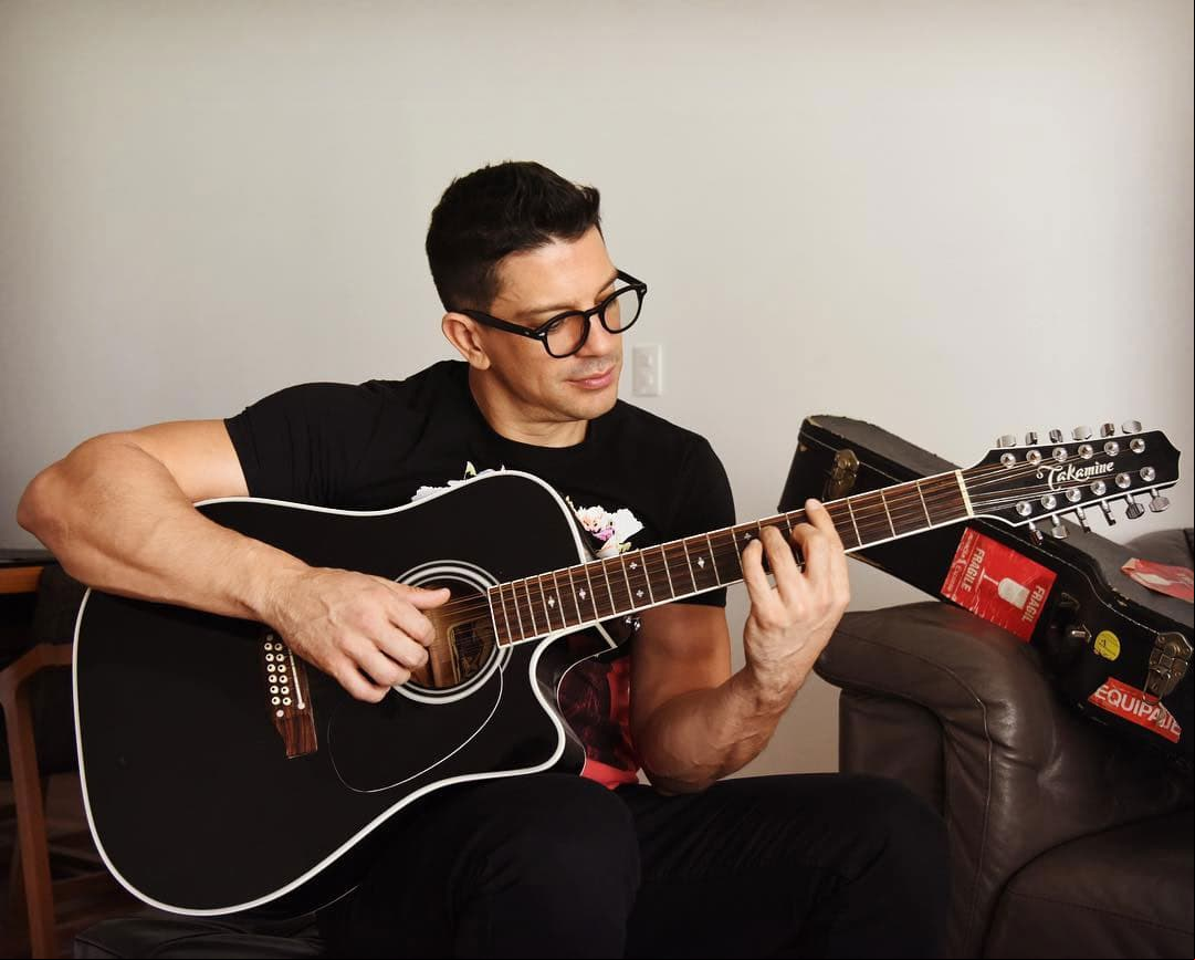 Después de su ausencia musical por tres años, Yahir tiene listo su nuevo disco donde incluye diferentes géneros musicales.