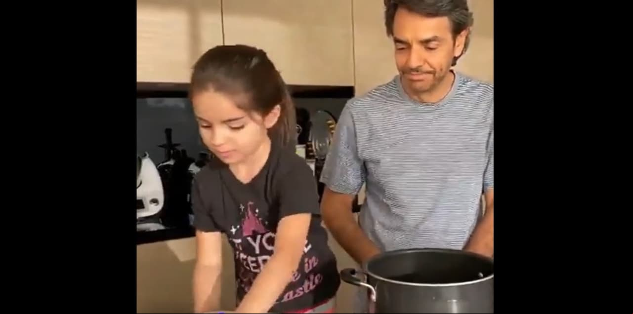 Eugenio Derbez ha mostrado la cocina en diversos sketches, en los que se observa que cuenta con gabinetes desde el techo hasta el piso en color café claro y electrodomésticos de acero inoxidable.