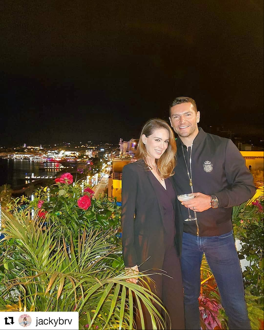 La pareja aprovechó su estancia para viajar al festival de cine en Cannes, en Francia, presumiendo su amor con una romántica fotografía.
