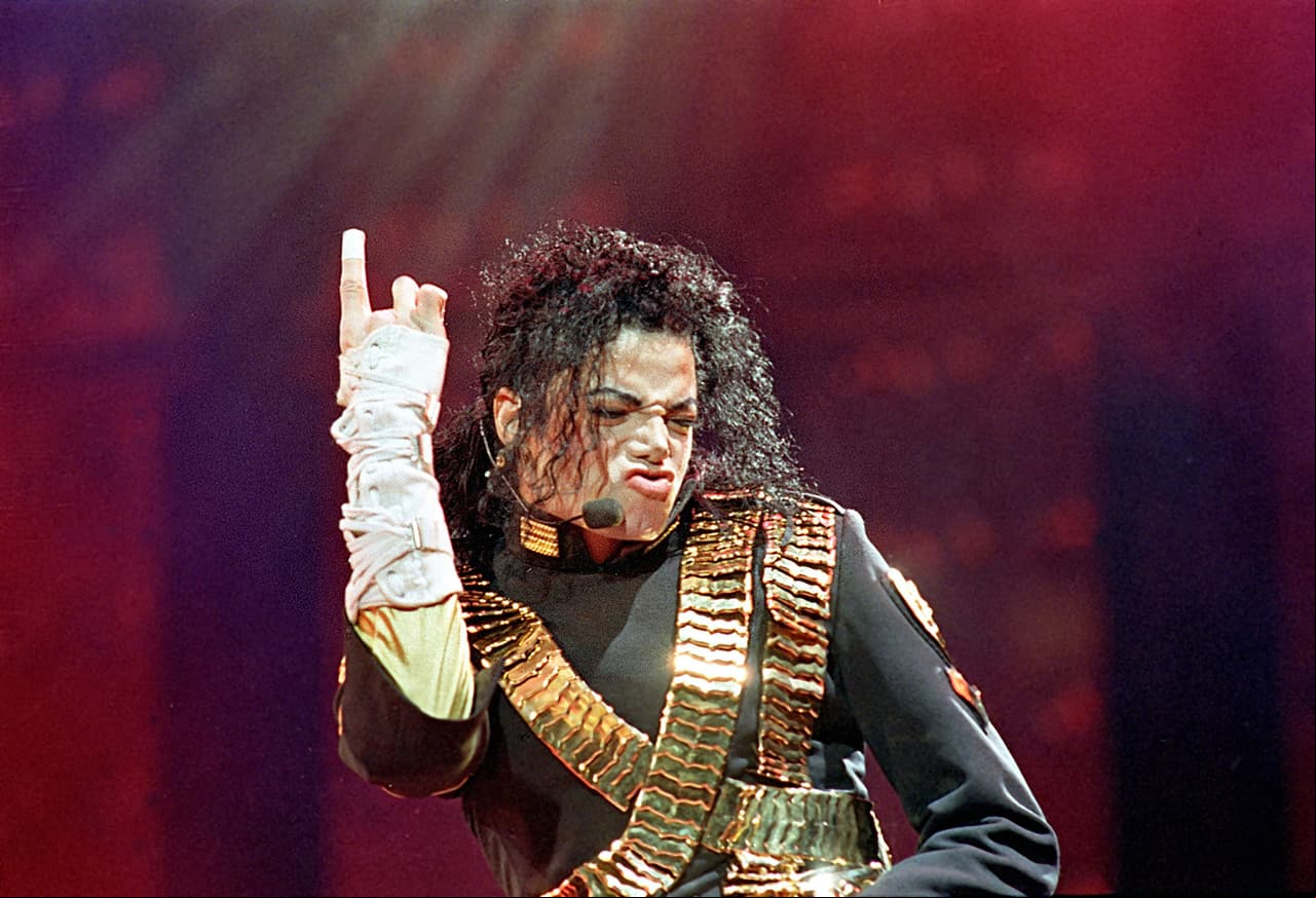 Posteriormente, el nombre de Michael Jackson volvió a ser noticia, pues la emisión del documental de Leaving Neverland provocó que varias emisoras estadounidenses dejaran de transmitir sus canciones.