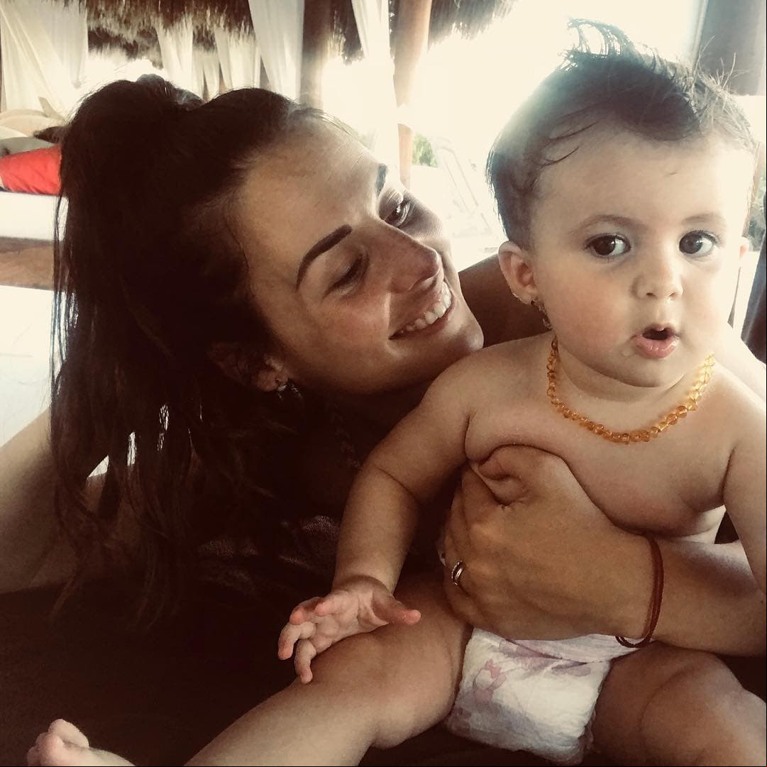 Zuria Vega se convirtió en mamá por primera vez el 11 de enero de 2017 de su hija Lúa, quien se ha robado miles de corazones con su belleza.
