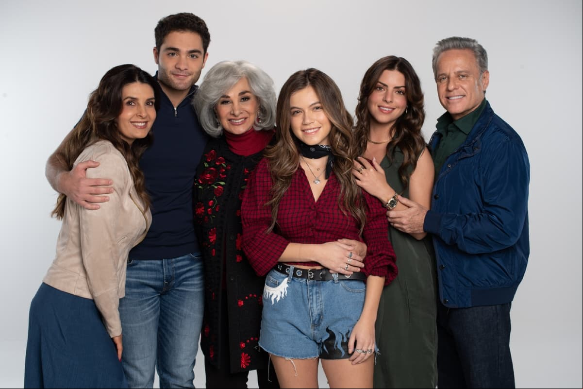Una de las telenovelas más exitosas del momento es Si Nos Dejan, la cual es protagonizada por Mayrín Villanueva, Alexis Ayala y Marcus Ornellas. Existen varios romances dentro de la trama que están llamando la atención, pero conoce a las parejas reales del elenco del melodrama.