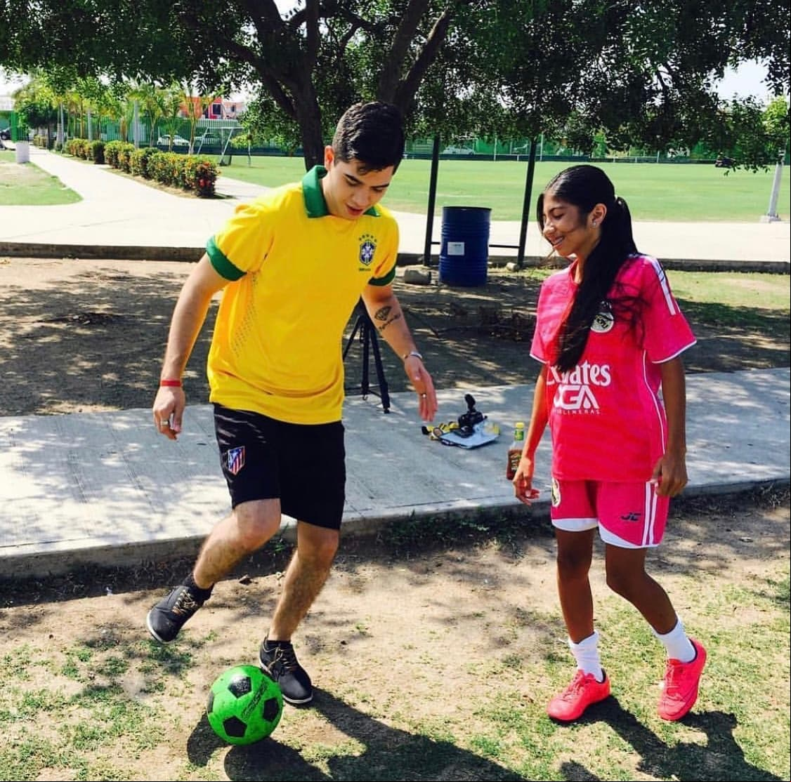 Otra de sus grandes pasiones, tal como lo ha dejado claro en su cuenta oficial de Instagram, es el futbol, el cual ha practicado desde la infancia.