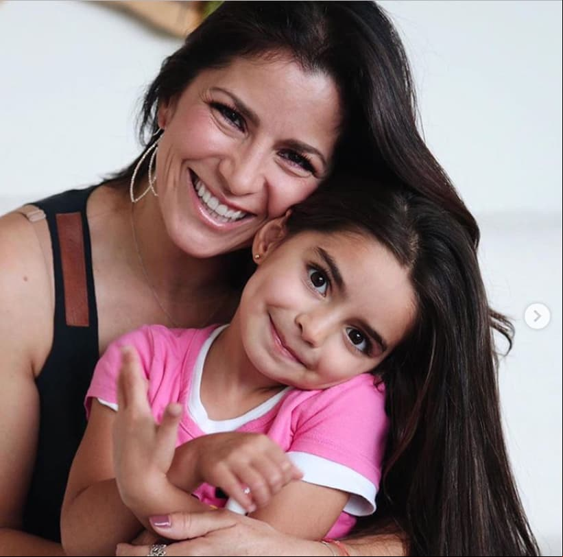 Para el Día de las Madres, Alessandra compartió un par de emotivas imágenes junto a Aitana, las cuales acompañó de un emotivo mensaje. “GRACIAS por elegirme, por elevarme, por empujarme, por enseñarme, por fortalecerme y ablandarme, por derretirme y agrandar mi corazón”, dijo.