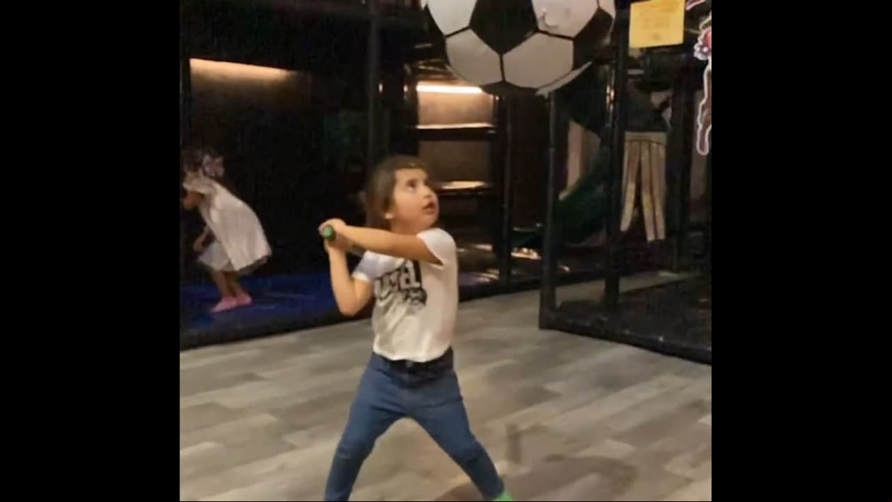 Michelle Renaud señaló que el festejo no solo era para Marcelo, sino también para ella. “Yo también estoy de festejo porque hace 4 años nació́ la mamá que soy, GRACIAS POR ESCOGERME DE MAMÁ”.