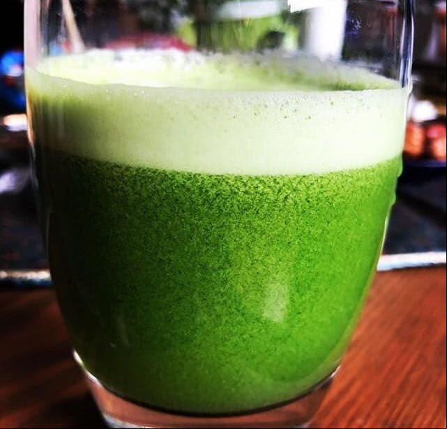 Kale, perejil, cebolla, fresa, dátiles, arandanos, rúcula, café y vino son algunos de los alimentos que pueden consumirse. "La dieta Sirtfood ayuda a que las células trabajen de manera adecuada, se activa a la producción de masa muscular y se mantiene un peso adecuado", añade Cruz.