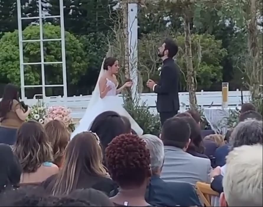 Así como Ricardo, otros amigos de la pareja también compartieron otros acontecimientos importantes de la boda, como el momento en el que Evaluna interpretó la canción ‘Upper room’ de Hillsong Worship.