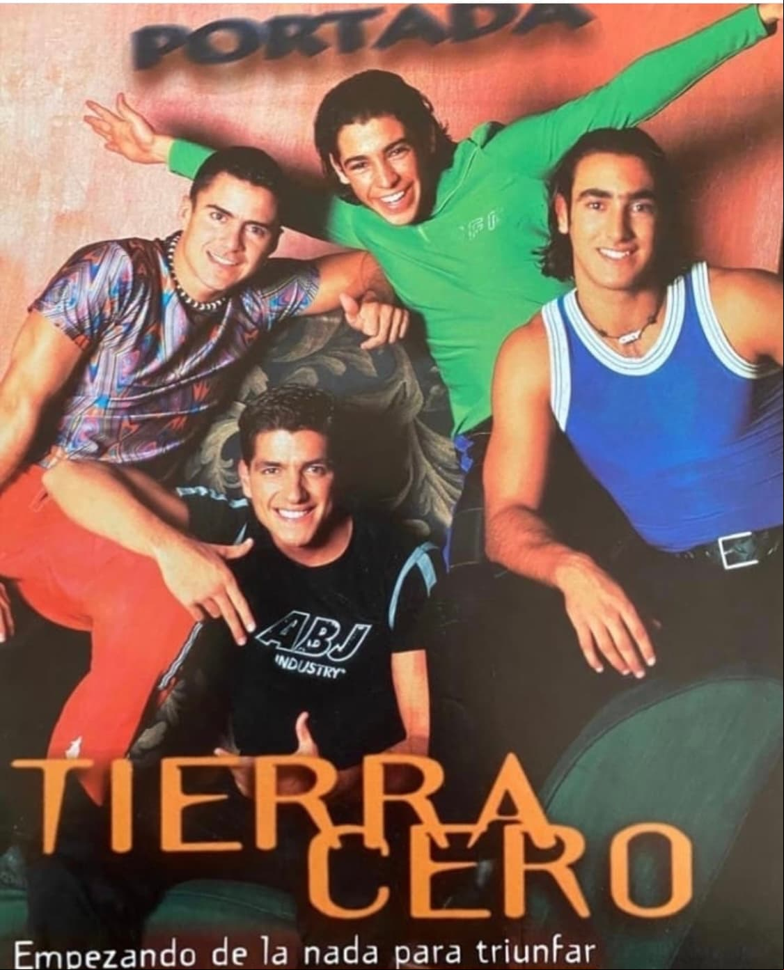 De Silva comenzó su incursión en el medio a través de la música, pues entre 1994 y 1998 fue uno de los integrantes del grupo 'Tierra Cero'. Curiosamente, a su salida fue reemplazado por el también actor Erick Elías.