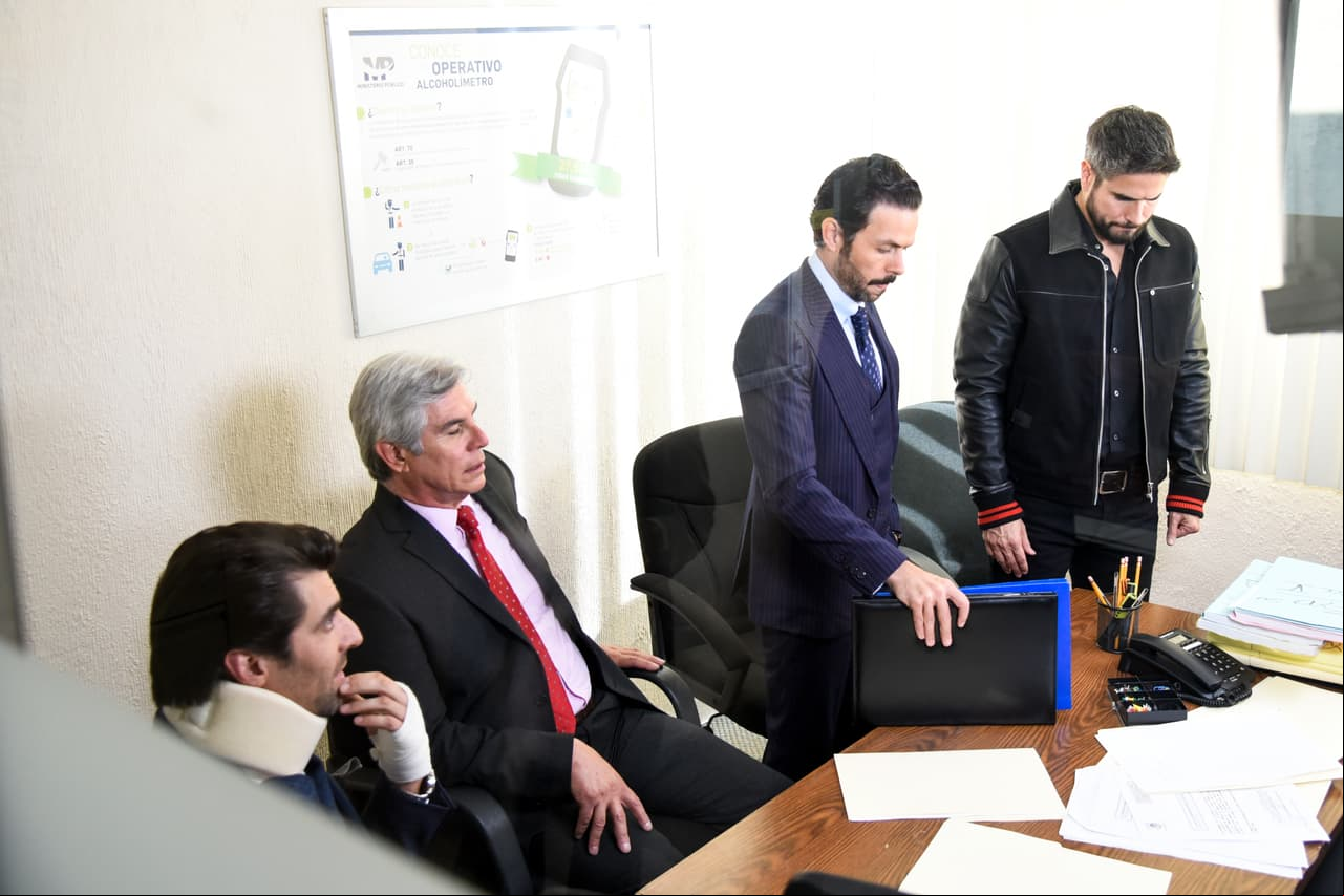 Frente el ministerio público, 'David' rinde su declaración y 'Roberto' asegura que es 'Sergio' quien quería atacar a 'Regina' y su cliente solo la defendió.