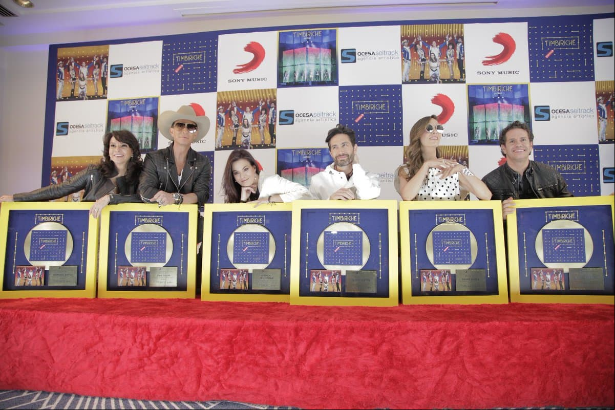 Reciben disco de oro