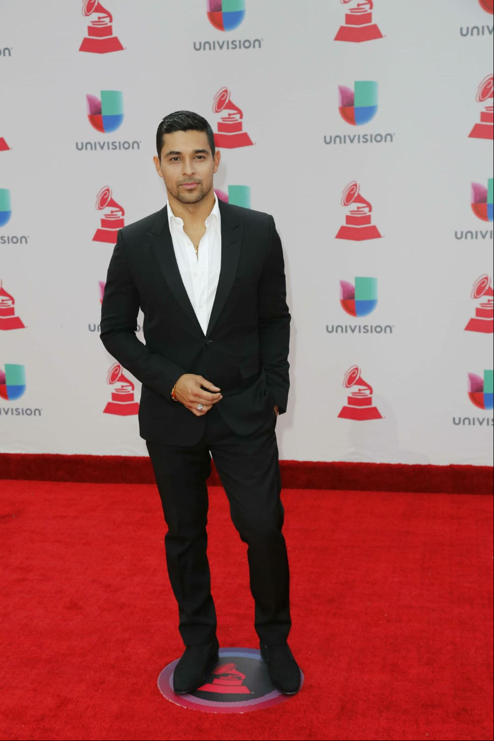 Wilmer Valderrama no brilló por su elegancia, pero cumplió al aparecer con un traje negro sobrio.