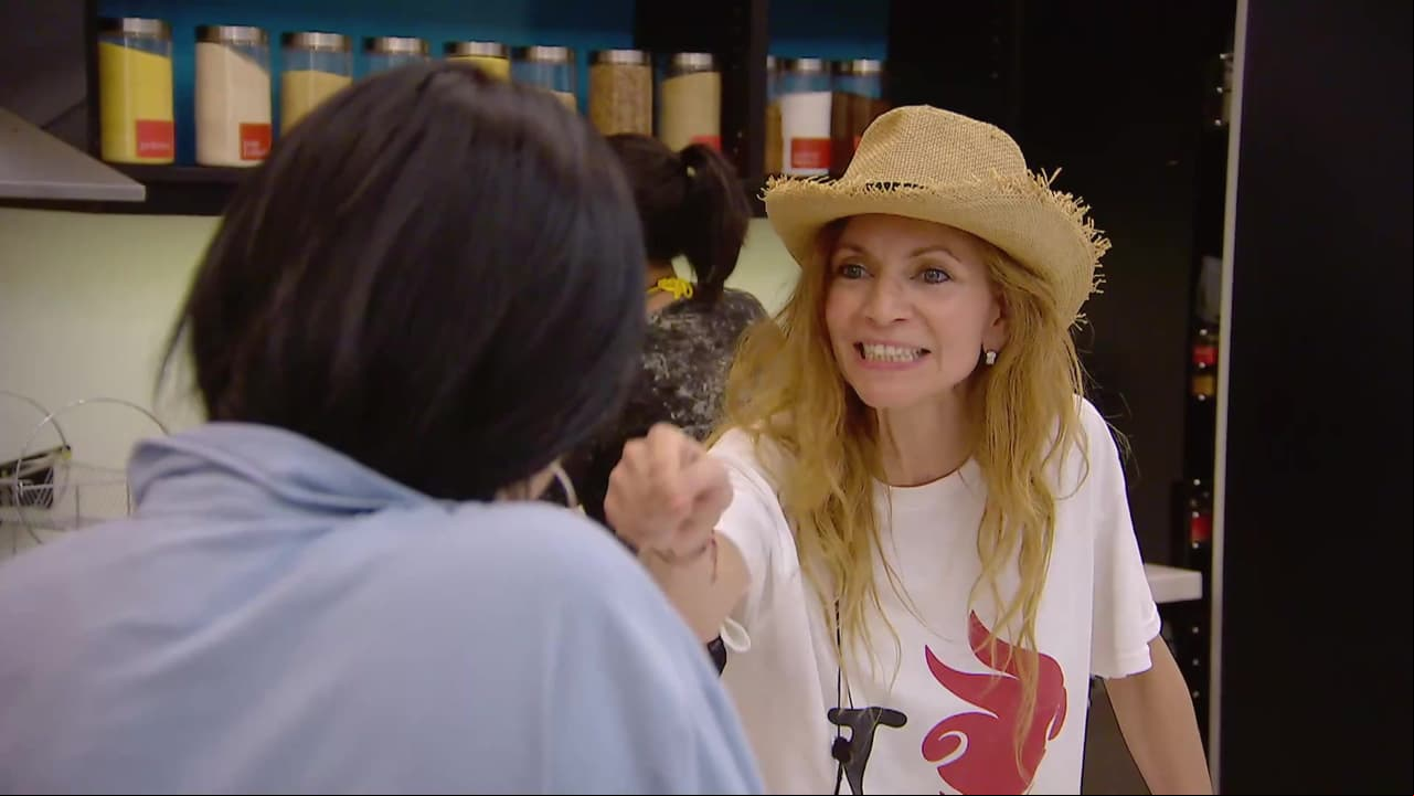 Manola Diez explota y pelea con Gomita hasta hacerla llorar en 'Hotel VIP'