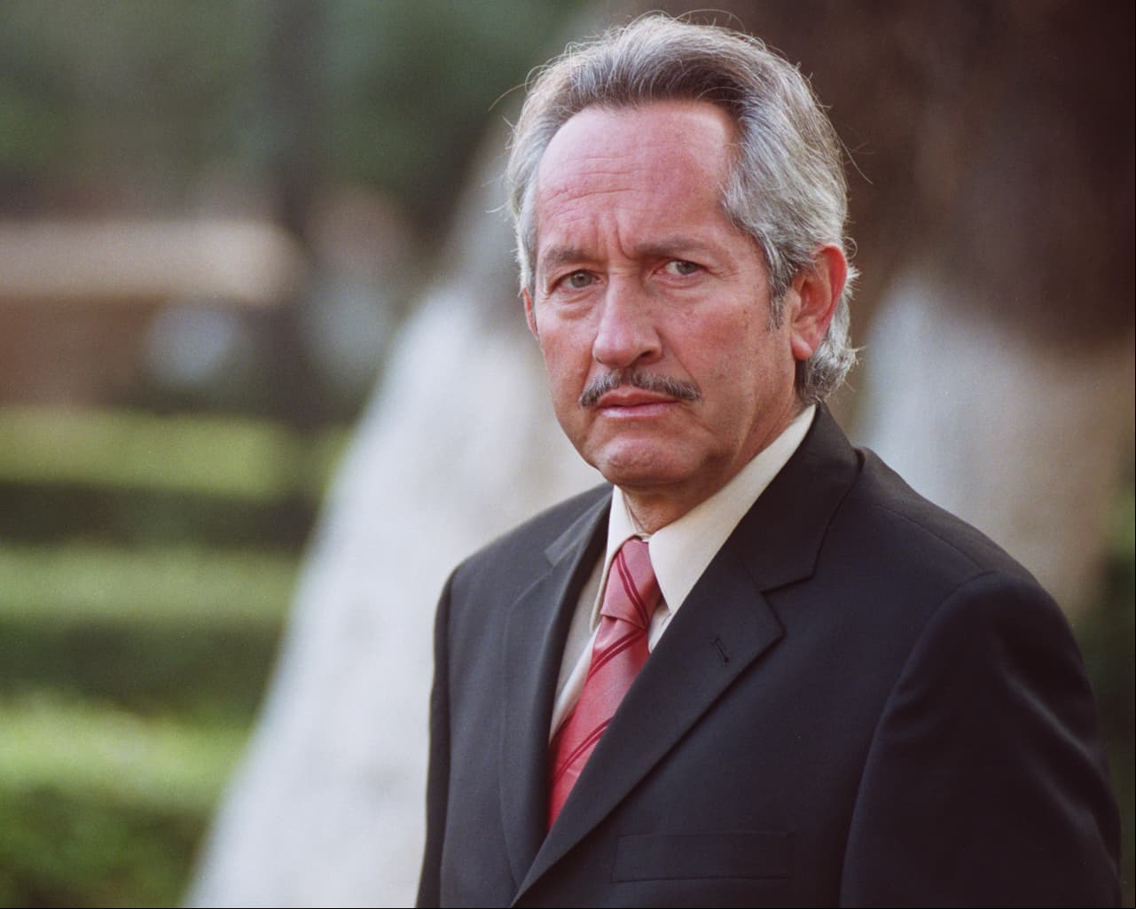 El pasado sábado 23 de enero se dio a conocer el sensible fallecimiento del actor y director de escena José Ángel García, a los 62 años de edad, a causa de la fibrosis quística que padecía desde hace algunos años. En esta historia, el padre del reconocido actor Gael García Bernal dio vida a 'Julián Quiroga'.