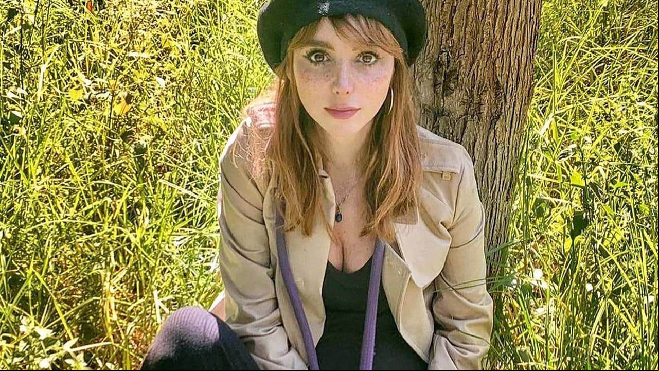 Natalia Téllez muestra la ropita que usará su hija Emilia